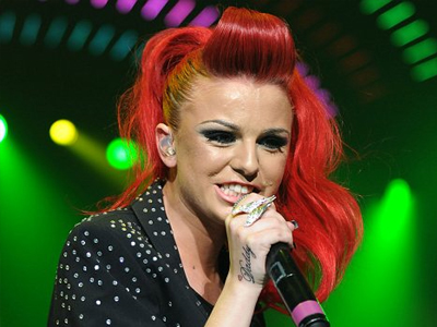 Όλη η οικογένεια πάνω της!