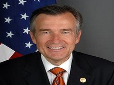 Παραιτείται λόγω θρησκείας