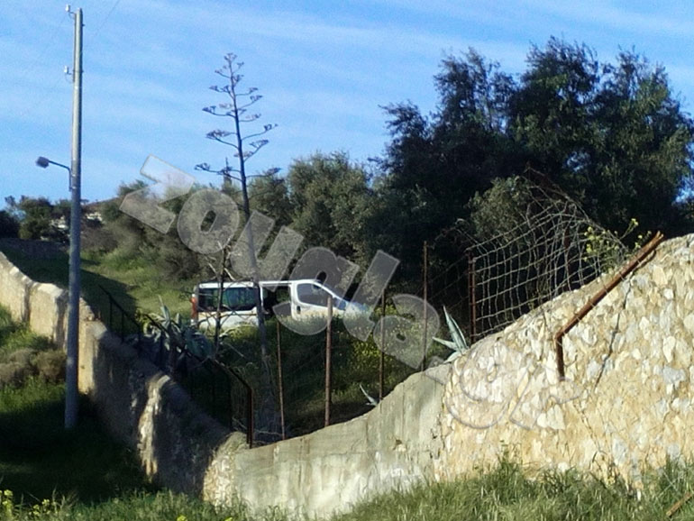 Όχημα με security εντός του περιβάλλοντος χώρου του ιδρύματος