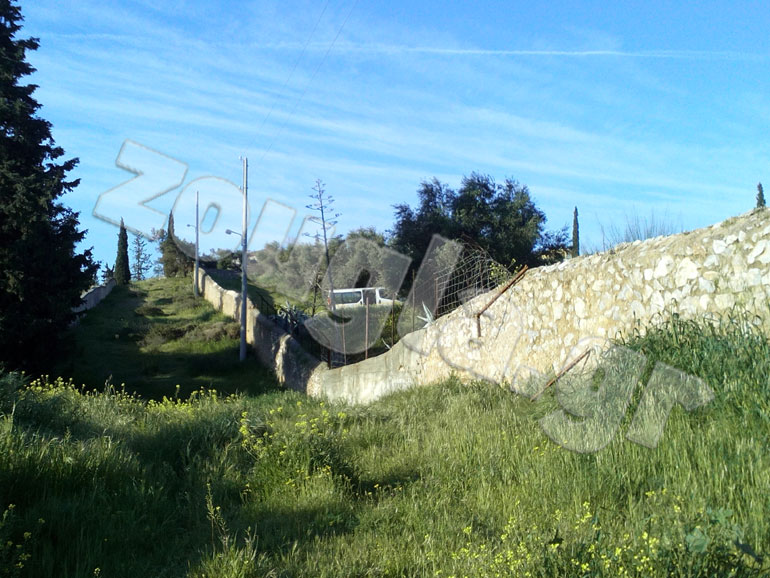 Ο μαντρότοιχος που χωρίζει το Δρομοκαΐτειο από την εκκλησία της Αγίας Βαρβάρας