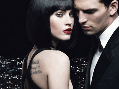 Ποζάρει ξανά για τον Armani