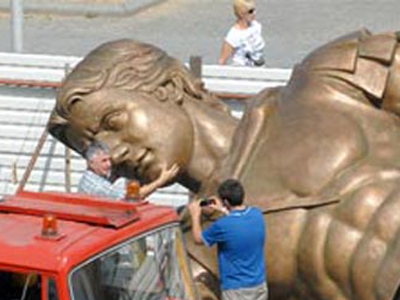 Τοποθετείται το άγαλμα του Μ. Αλεξάνδρου