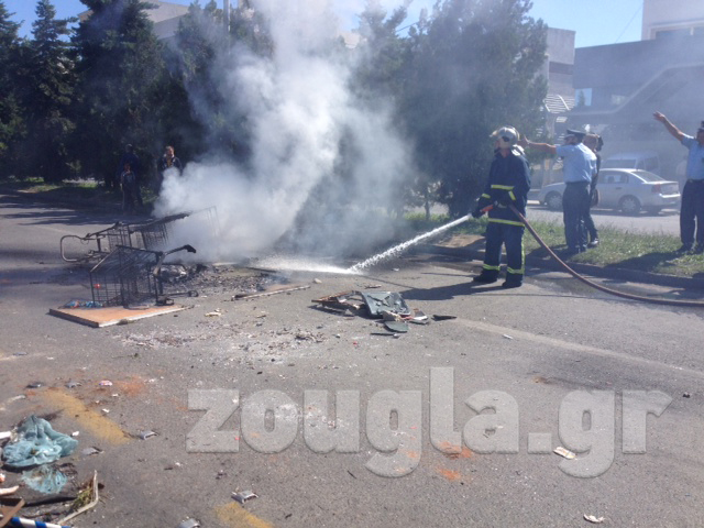 Πυροσβέστες καθαρίζουν το οδόστρωμα στη λεωφ. Μεσογείων