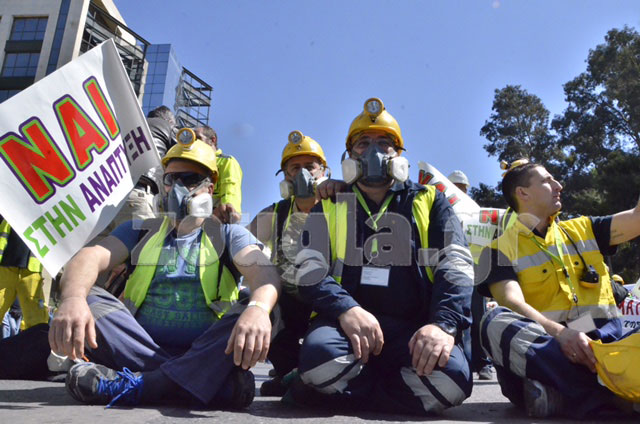 Μεταλλωρύχοι κάθονται οκλαδόν στη μέση της λεωφ. Μεσογείων