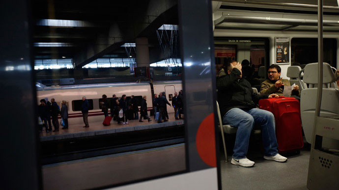 Επιβάτες μέσα σε ακινητοποιημένα βαγόνια του Μετρό