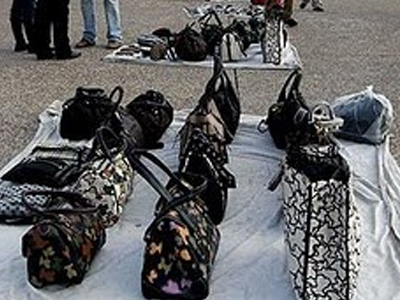 Απομάκρυνση παράνομων μικροπωλητών στον Βόλο