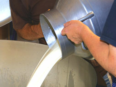 Χανιά: Με την… καρδάρα στα χέρια οι κτηνοτρόφοι