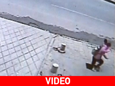 Άνοιξε η γη και την… κατάπιε!