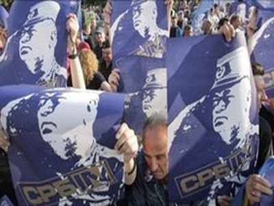 Χιλιάδες διαδηλωτές στο πλευρό Mladic Χιλιάδες διαδηλωτές στο πλευρό Mladic