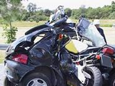 Μηχανή «καρφώθηκε» σε σταθμευμένα αυτοκίνητα