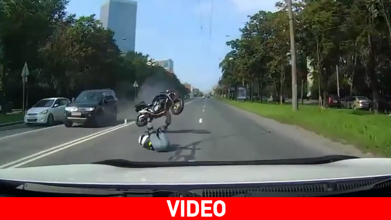 Μοτοσικλετιστής «καρφώνεται» στην πρόσοψη αυτοκινήτου