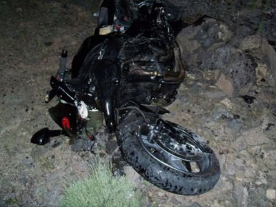 Μηχανή «καρφώθηκε» σε σταθμευμένα οχήματα