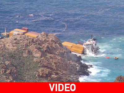 Ορατός ο κίνδυνος βύθισης του πλοίου που προσάραξε στη Μύκονο