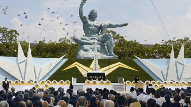 Περιστέρια απελευθερώνονται στον ουρανό