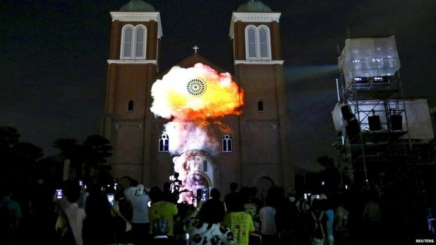 Το 'μανιτάρι' εμφανίστηκε εκ νέου -με τη βοήθεια της τεχνολογίας- στην πρόσοψη του Καθεδρικού