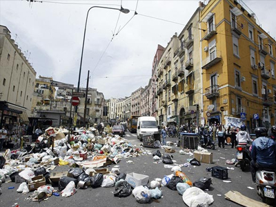 Τρέχουν και δε φτάνουν με τα σκουπίδια στη Νάπολη