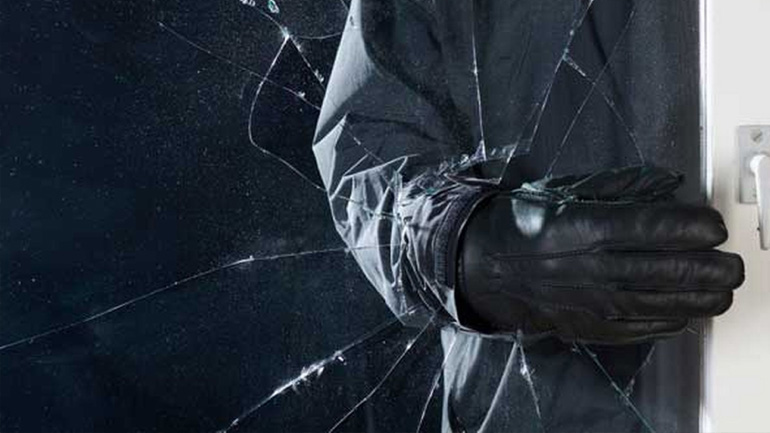 Μπήκε στο σπίτι της και την έκλεψε