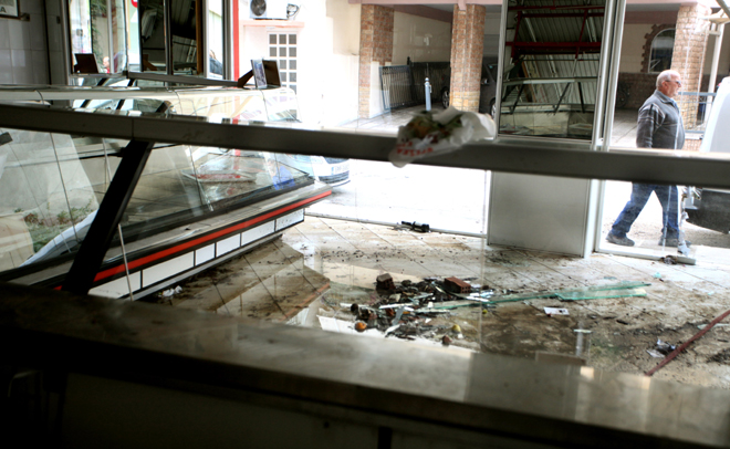 Νίκαια: Εικόνες καταστροφής στο εσωτερικό του κρεοπωλείου