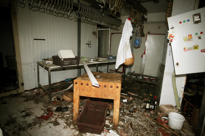 Νίκαια: Κάθε λογής αντικείμενα μέσα στο κρεοπωλείο