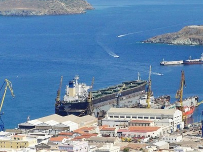 Ζητά μέτρα για τη διάσωση του Νεωρίου Σύρου