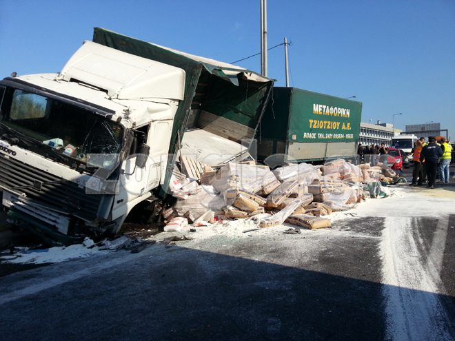 Γέμισε... αλεύρι το οδόστρωμα