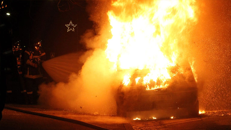 Στις φλόγες αυτοκίνητο στην Αρτέμιδα