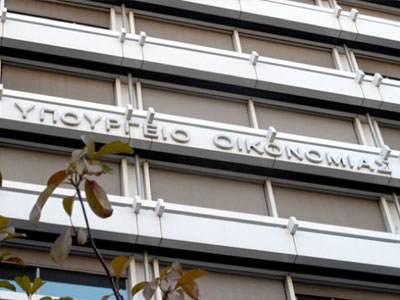 Έξω από το ΥΠΟΙΚ οι καθαρίστριες