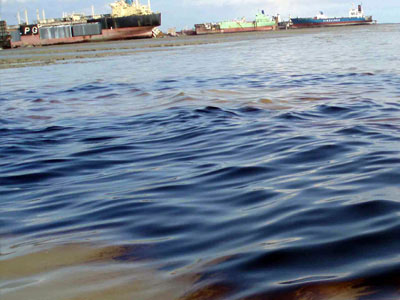 Μόλυνση στο λιμάνι του Πειραιά