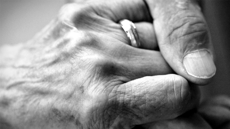 Άγρια δολοφονία ηλικιωμένου στα Μέγαρα – Αναζητείται η 46χρονη σύζυγός του