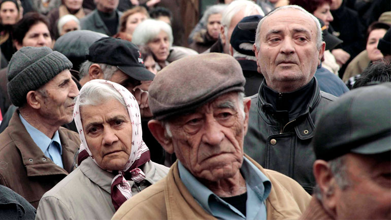 Ουρές στις τράπεζες για τη σύνταξη
