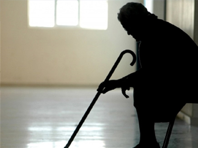 Εξαπατούσε ηλικιωμένους αποσπώντας τους χρήματα