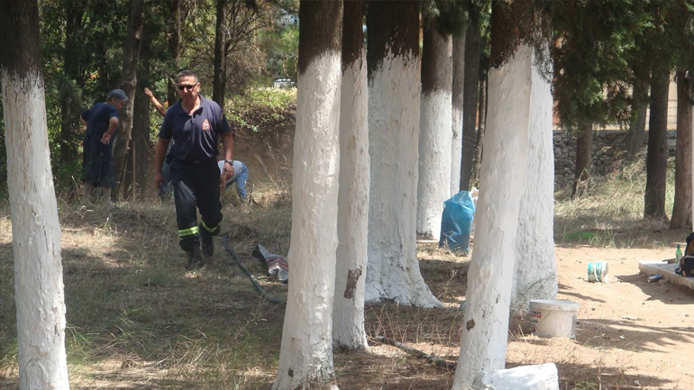 Μεγάλη φωτιά πίσω από τα νεκροταφεία
