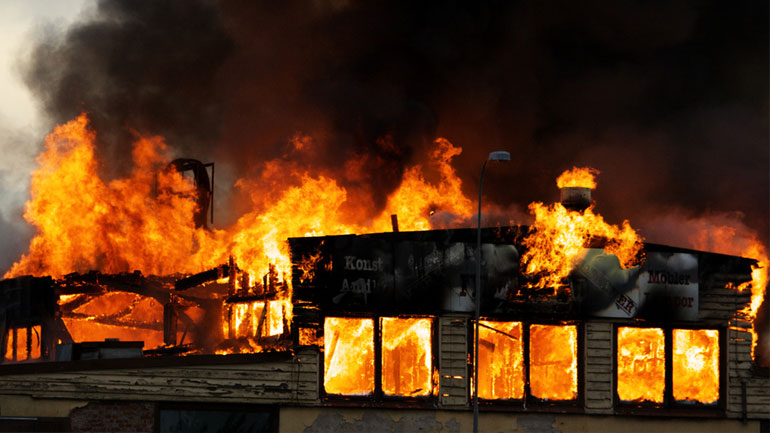 «Λαμπάδιασε» αποθήκη με μισό τόνο μέλι