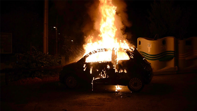 «Λαμπάδιασαν» δύο Ι.Χ. σε Καματερό και Άλιμο