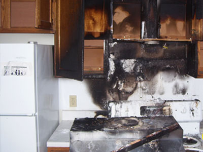 Όρμησε στις φλόγες για να σώσει τη σκυλίτσα