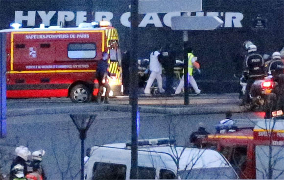 Μεταφορά τραυματισμένου ομήρου σε ασθενοφόρο