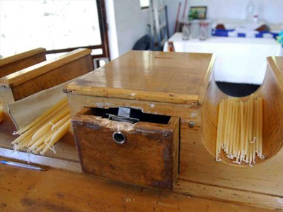 Κυλλήνη: Άδειασαν το παγκάρι και έγιναν… καπνός!