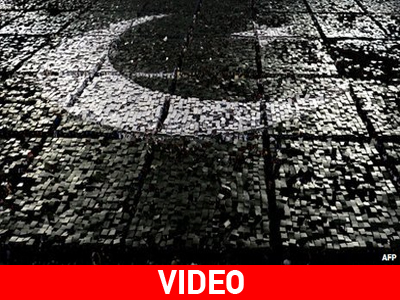 Πακιστάν: «Σήκωσαν» στα χέρια τη σημαία της χώρας