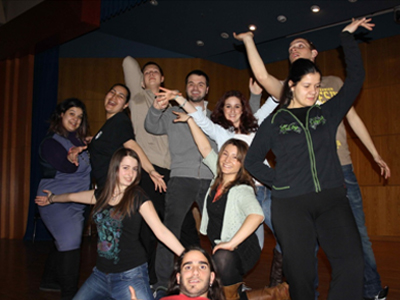 Θεατρική Ομάδα Παμάκ Αμφιθεατρικοί-«Και γιατί η ζωή να μην είναι μιούζικαλ;»