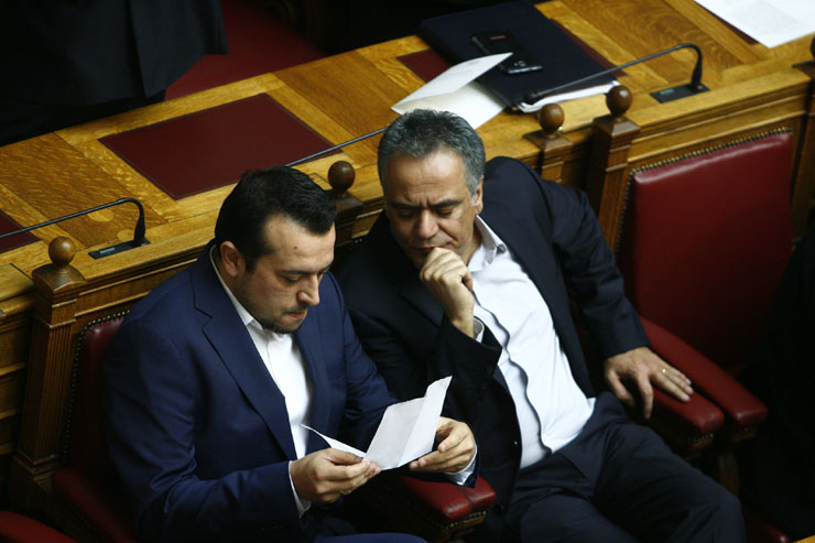 Ο κυβερνητικός εκπρόσωπος Νίκος Παππάς και ο υπουργός Εργασίας Πάνος Σκουρλέτης
