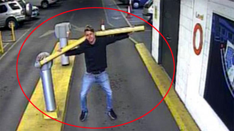 Σήκωσε τη ράμπα με τα χέρια για να αποφύγει να πληρώσει το πάρκινγκ!