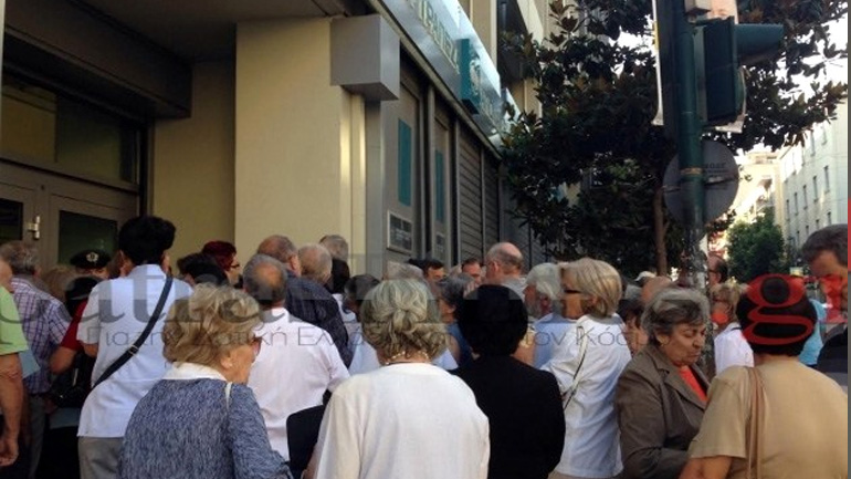 Πάτρα: Κοσμοσυρροή συνταξιούχων και σήμερα στα ανοιχτά τραπεζικά υποκαταστήματα