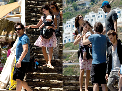 Δε σταματά να χαμογελά