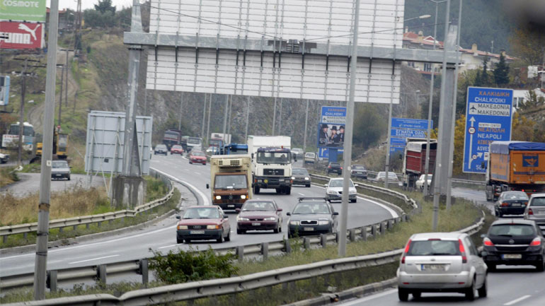 Θεσσαλονίκη: Φορτηγάκι «καρφώθηκε» στη διαχωριστική μπάρα