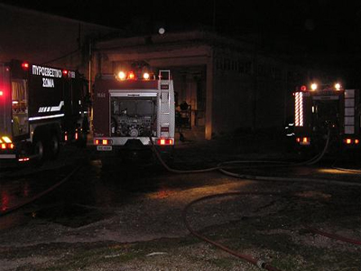 «Λαμπάδιασαν» ξαπλώστρες στη Βραυρώνα