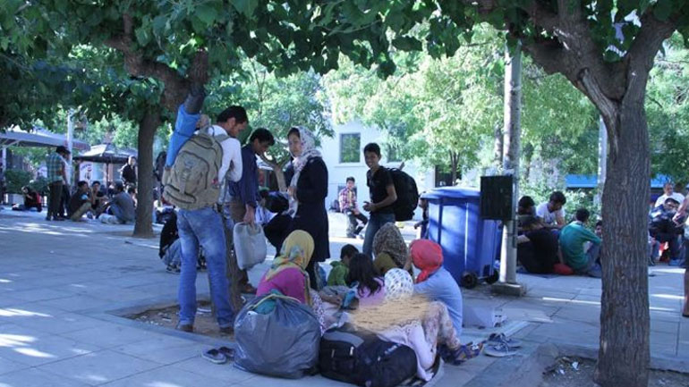 Γεμίζει η πλατεία Βικτωρίας από νέες αφίξεις προσφύγων
