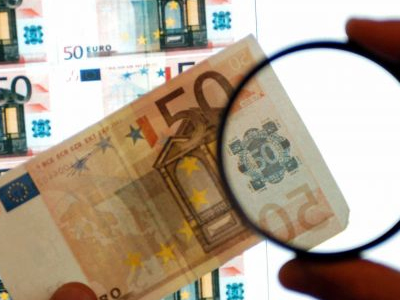 Γέμισε τη Λαμία με πλαστά χαρτονομίσματα