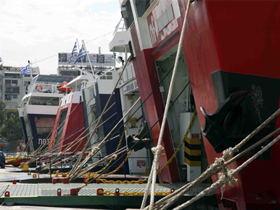 Δεμένα τα πλοία στα λιμάνια λόγω απεργίας της ΠΝΟ Δεμένα τα πλοία στα λιμάνια λόγω απεργίας της ΠΝΟ