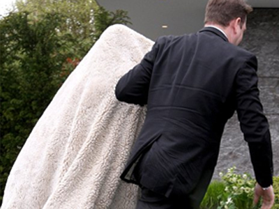 Κρύφτηκε από τα φλας των φωτογράφων