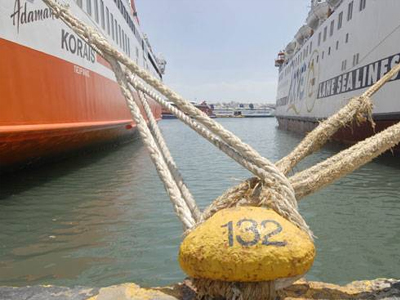 Δεμένα τα πλοία όσων εταιρειών οφείλουν δεδουλευμένα σε ναυτεργάτες